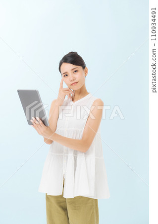 A woman who operates a tablet 110934491