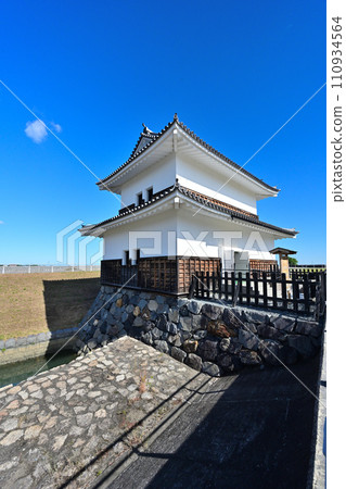 面對藍天和七里之渡的桑名城萬龍塔 面對藍天和七里之渡的桑名城萬龍塔 110934564