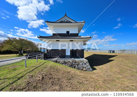 面對藍天和七里之渡的桑名城萬龍塔 面對藍天和七里之渡的桑名城萬龍塔 110934568