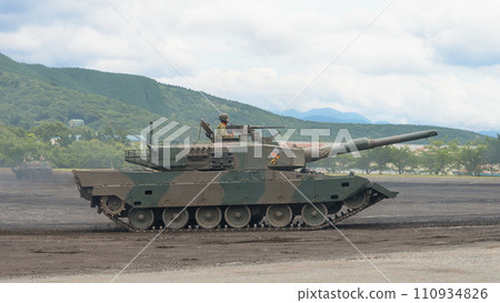 陸上自衛隊90式戰車行駛 110934826