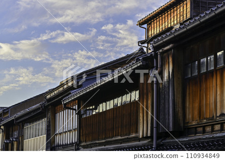冬天的東茶屋區,天空蔚藍 冬天的東茶屋區,天空蔚藍 110934849