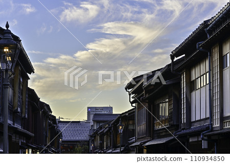 冬天的東茶屋區,天空蔚藍 冬天的東茶屋區,天空蔚藍 110934850