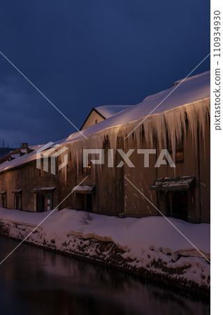 Night view of Otaru canal in winter 110934930