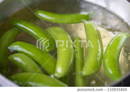 Smap peas boiled 110935808