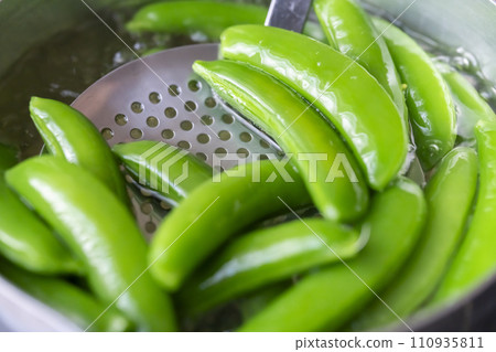 Smap peas boiled 110935811