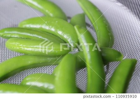 Snap peas drain in a colander Snap peas drain in a colander 110935910