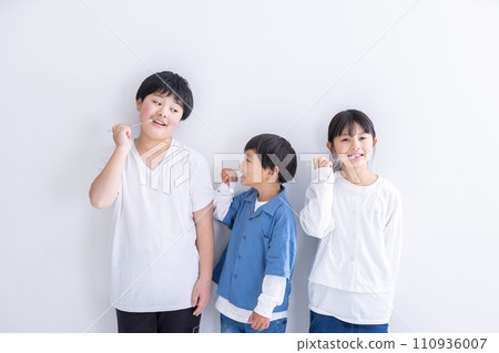 child brushing teeth 110936007