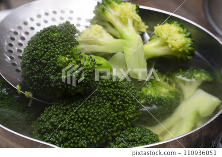 Broccoli Boil the broccoli 110936051