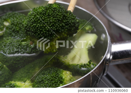 Broccoli Boil the broccoli Broccoli Boil the broccoli 110936060