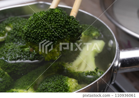 Broccoli Boil the broccoli 110936061