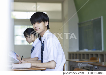 男學生在教室裡學習 110936086