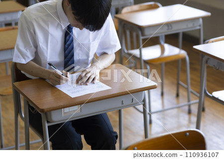 男學生在教室裡學習 男學生在教室裡學習 110936107