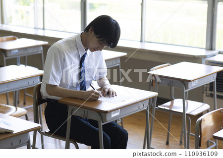男學生在教室裡學習 110936109