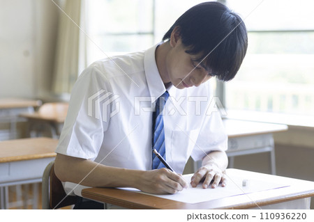 男學生在教室裡學習 110936220