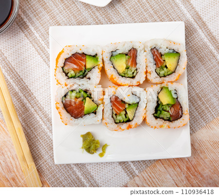 Set of uramaki rolls with salmon, avoado and cucumber closeup 110936418