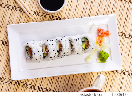 Set of uramaki rolls with salmon, avoado and cucumber closeup 110936484