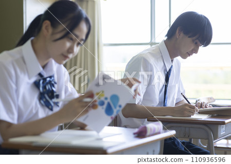 高中生在教室上課 110936596