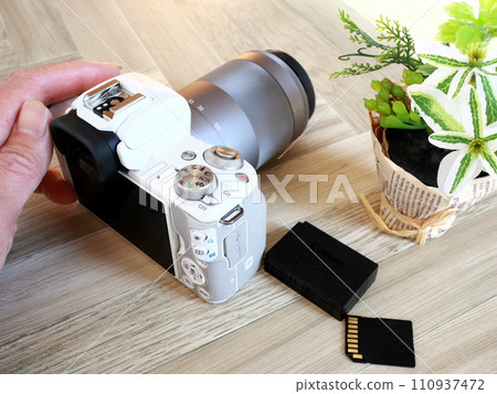 拿著相機的資深婦女的手 110937472