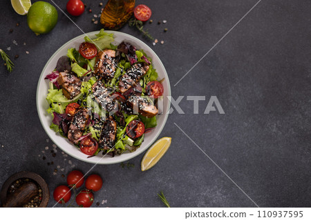 tuna steak salad with sesame seeds and teriyaki sauce in a ceramic bowl 110937595