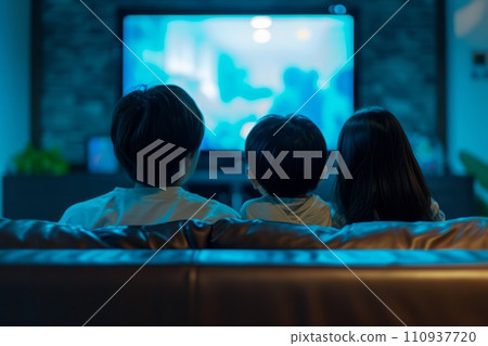 一家人在客廳看電視 AI 生成影像 AI 影像 110937720
