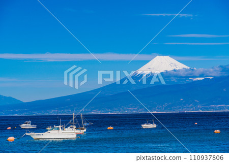 (Shizuoka Prefecture) Mt. Fuji seen over the sea from the Nishi-Izu coastline (Shizuoka Prefecture) Mt. Fuji seen over the sea from the Nishi-Izu coastline 110937806