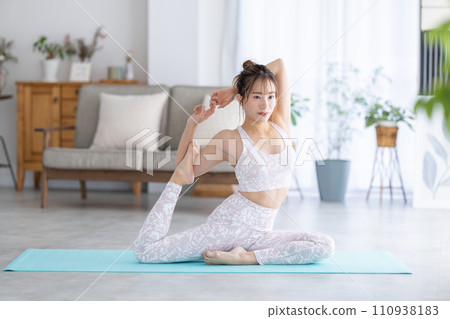 在家裡玩瑜伽的女人 110938183