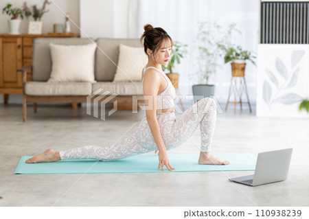 在家裡玩瑜伽的女人 在家裡玩瑜伽的女人 110938239