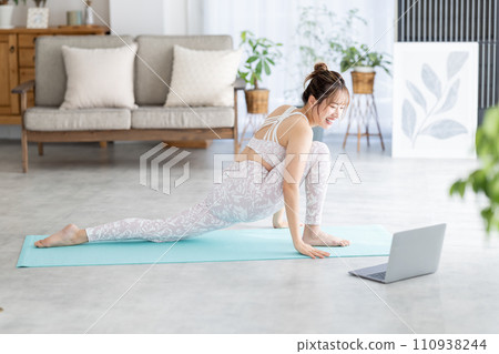 在家裡玩瑜伽的女人 110938244