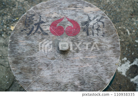 A bucket with a Tomoe crest installed in the precincts of Atago Shrine 110938335
