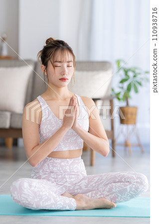 在家裡玩瑜伽的女人 110938716