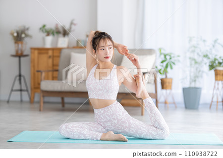 A woman who plays yoga at home 110938722