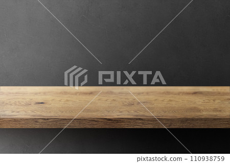 木紋、黑色凹凸牆面背景的天然木架(架) 木紋、黑色凹凸牆面背景的天然木架(架) 110938759