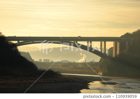 Morning scenery of New Tomei Fujikawa Bridge 110939059
