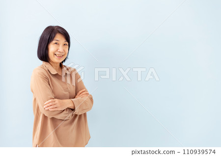 Portrait of a woman in her 60s 110939574