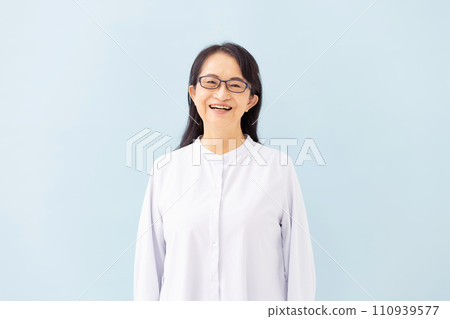 Portrait of a woman in her 60s 110939577