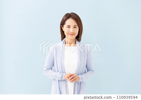 Portrait of a woman in her 60s 110939594