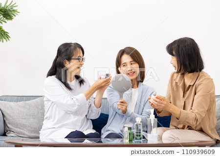 A woman in her 60s trying out cosmetics A woman in her 60s trying out cosmetics 110939609