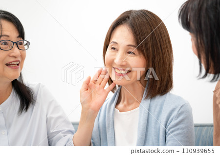 一位 60 多歲的女性正在嘗試化妝品 110939655