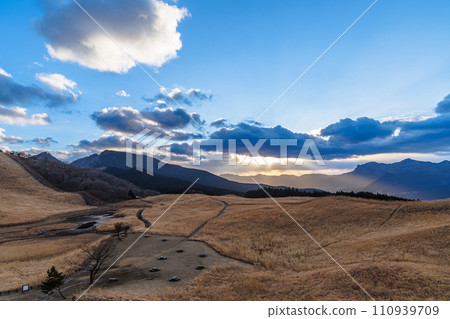在冷風吹拂的索尼高原，夕陽的天空和天使的天梯輕輕地籠罩著整個高原① 110939709