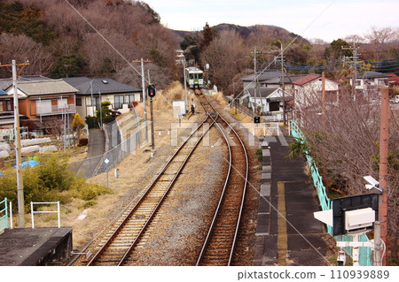 Komagawa-bound train (1) entering Myokaku Station on the Hachiko Line in Tokigawa Town, Saitama Prefecture 110939889