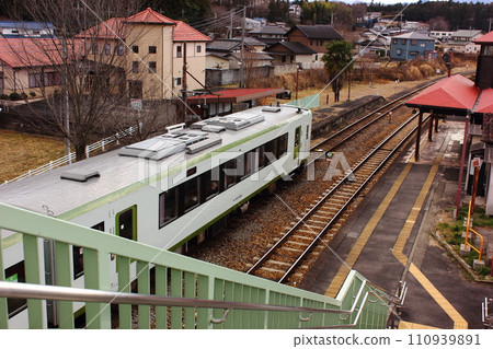 駒川方向列車(1)在埼玉縣常川町八公線妙覺站停靠 駒川方向列車(1)在埼玉縣常川町八公線妙覺站停靠 110939891