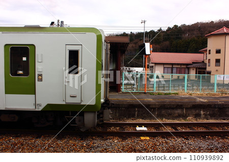 Komagawa-bound train (2) stopping at Myokaku Station on the Hachiko Line in Tokigawa Town, Saitama Prefecture 110939892