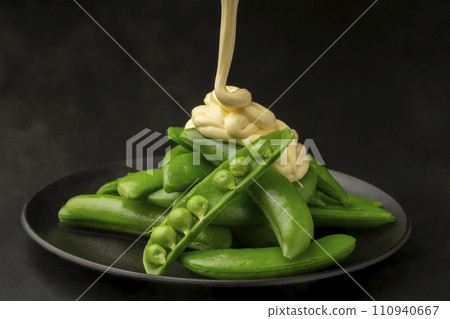 Freshly boiled snap peas, sprinkle with mayonnaise 110940667