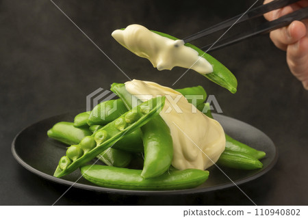 用筷子將剛煮好的豌豆 110940802