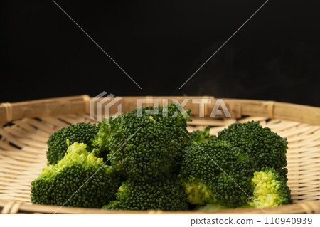 綠花椰菜 將青花菜放入漏杓中 綠花椰菜 將青花菜放入漏杓中 110940939
