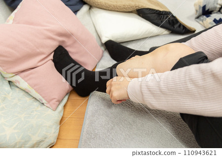 女人的腳穿襪子 女人的腳穿襪子 110943621