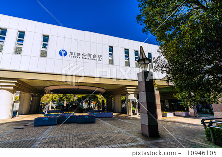 日本橫濱城市景觀 橫濱市營地鐵中町台站等景觀蔚藍的天空鋪展開來... = 2020 年 1 月 25 日 日本橫濱城市景觀 橫濱市營地鐵中町台站等景觀蔚藍的天空鋪展開來... = 2020 年 1 月 25 日 110946105