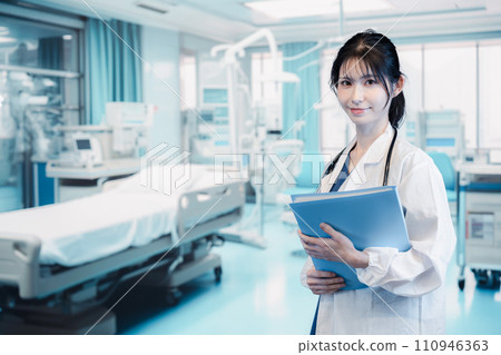 A female doctor working in a hospital 110946363