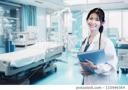 在醫院工作的女醫生 110946364