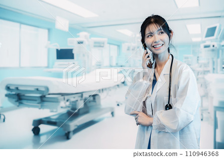 在醫院工作的女醫生 110946368